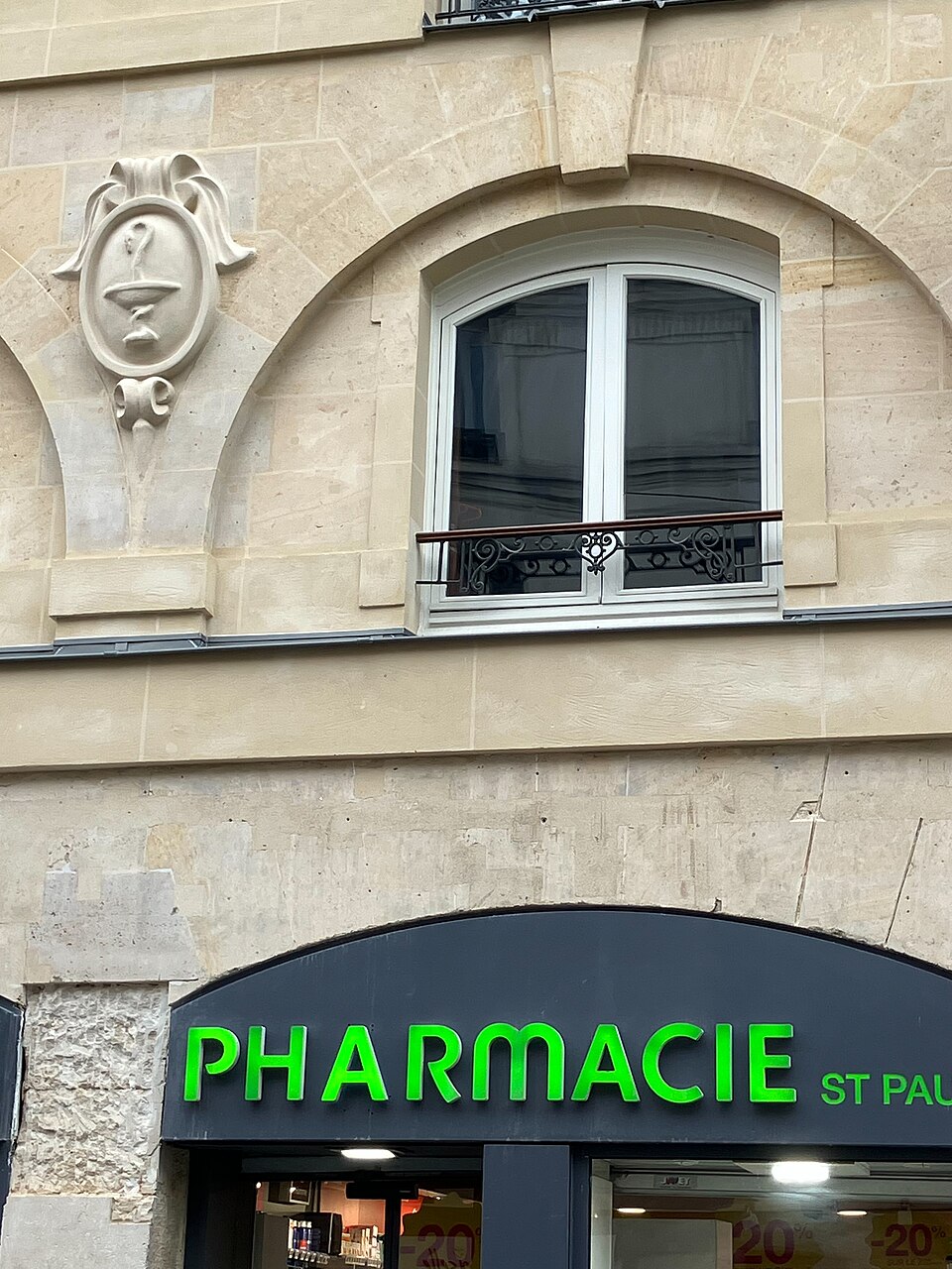 71_rue_Saint-Antoine_-_pharmacy_sign